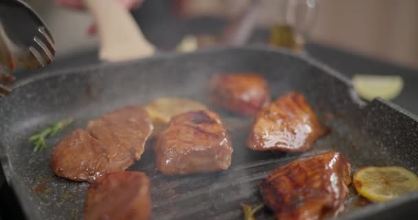 腌制有机生金枪鱼牛排片 放在热烤盘上煎 Dci — 图库视频影像