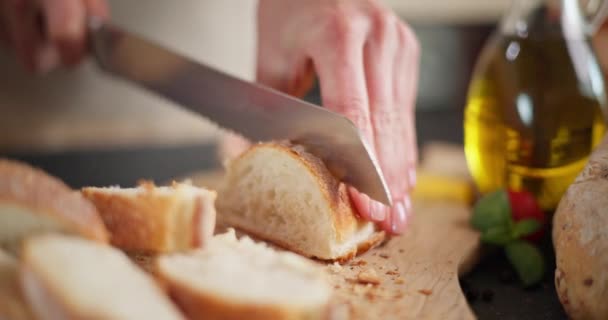 Mulher Cortando Pão Baguete Uma Tábua Corte Madeira Cozinha Doméstica — Vídeo de Stock