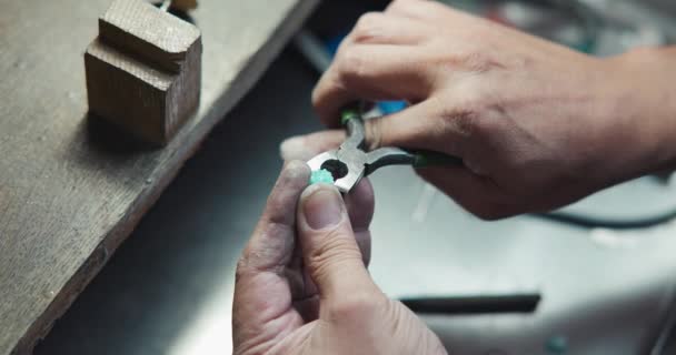 珠宝车间手工制作蓝色石英珠宝戒指过程中的珠宝商 — 图库视频影像