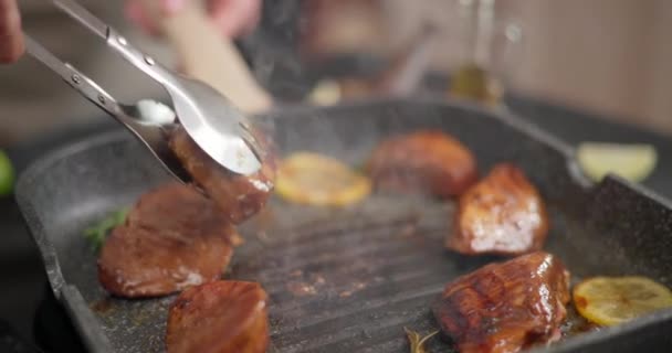 温かいグリル鍋で揚げたオーガニックロータナステーキのマリネ Dciについて — ストック動画