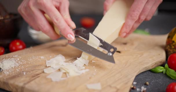 Женщина Нарезает Кусок Традиционного Итальянского Пармезана Твердый Сыр Хлопьями Деревянной — стоковое видео
