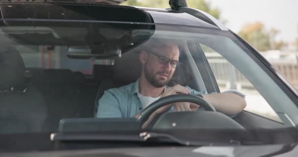 交通渋滞の中で車に座っている悲しい怒っている男性は 不寛容と苛立ちに怒鳴り狂います Dciについて — ストック動画