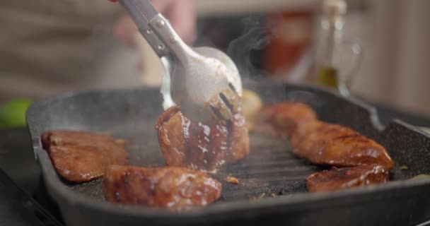 Kızarmış Organik Çiğ Ton Balıklı Biftek Parçaları Izgarada Kızartılıyor Dci — Stok video