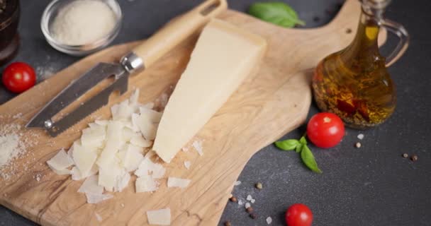 伝統的なイタリアのパルメザン ハードチーズは 国内のキッチンで木製の切断板にあります Dciについて — ストック動画