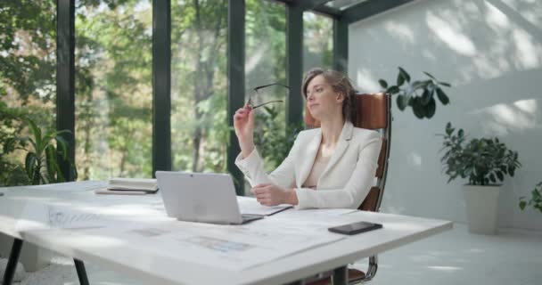 Genç Beyaz Kadını Ofis Masasında Oturuyor Işini Bitirmiş Düşünceli Bir — Stok video