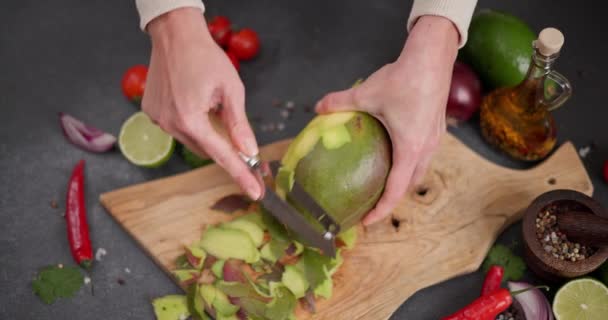 女人们在自家厨房的木板上剥下芒果皮 Dci — 图库视频影像