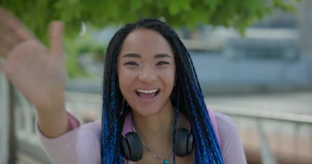 Porträtt Vacker Trendig Ung Afrikansk Amerikansk Kvinna Tittar Och Ler — Stockvideo
