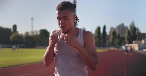 Mladý Africký Americký Muž Boxer Box Zpomaleném Pohybu Cvičení Stadionu — Stock video