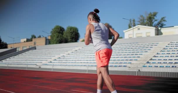 Giovane Atleta Corridore Afroamericano Che Jogging Allo Stadio Rallentatore — Video Stock