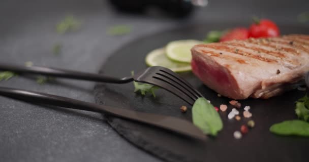烤金枪鱼牛排在一块黑色的石板上 配上酱油和石灰片 Dci — 图库视频影像