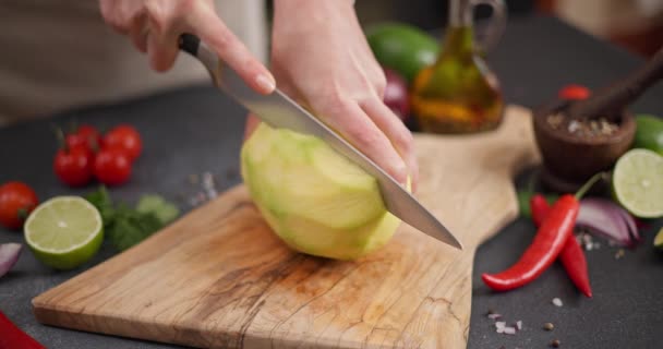 家庭用キッチンで木製の切断板にマンゴーをスライスした女性 Dciについて — ストック動画