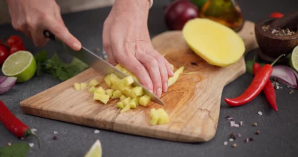 Mujer Cortando Mango Una Tabla Cortar Madera Cocina Doméstica Icd — Vídeos de Stock