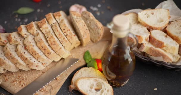 Yerel Mutfağın Ahşap Kesim Tahtasına Dilimlenmiş Ekmek Baget Ekmeği Dci — Stok video
