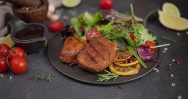 Kızarmış Izgara Organik Ton Balığı Bifteği Salata Ile Birlikte Siyah — Stok video