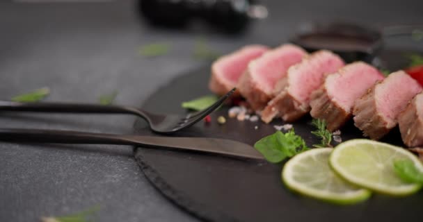 Steak Thon Grillé Tranché Sur Une Plaque Service Pierre Noire — Video