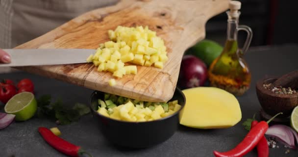 Mujer Cortando Mango Una Tabla Cortar Madera Cocina Doméstica Icd — Vídeo de stock