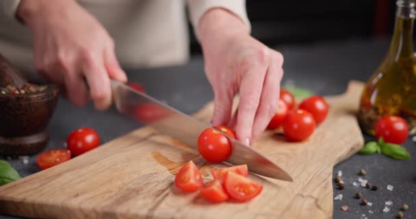 Wanita Memotong Tomat Ceri Dengan Pisau Papan Potong Kayu Dapur — Stok Video