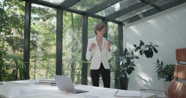 그녀의 사무실에서 전화로 말하는 메시지 메모를 건축가 — 비디오