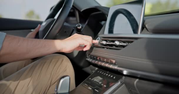 Adam Arabada Oturuyor Motoru Çalıştırma Düğmesine Basıyor Dci — Stok video