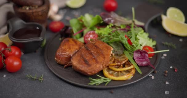 Černá Keramická Deska Smaženými Kousky Organického Tuňákového Steaku Salátem Dci — Stock video
