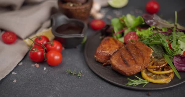 Černá Keramická Deska Smaženými Kousky Organického Tuňákového Steaku Salátem Dci — Stock video