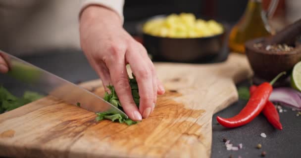 女人们在自家厨房的木板上切割香菜或欧芹青菜 Dci — 图库视频影像