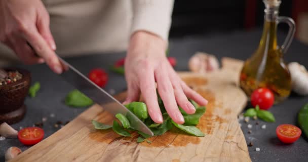 女人在木制切菜板上切绿色新鲜的罗勒草叶 Dci — 图库视频影像