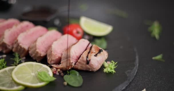 Teriyaki Omáčka Nalévající Krájený Grilovaný Tuňákový Steak Černém Kameni Servírovací — Stock video