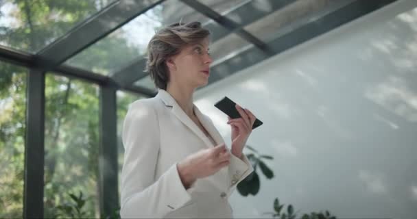 Genç Bir Mimar Kadın Yerindeki Telefonundan Sesli Mesaj Kaydediyor — Stok video