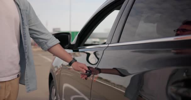 Genç Beyaz Bir Adam Otoparktaki Bir Arabada Oturur Emniyet Kemerini — Stok video