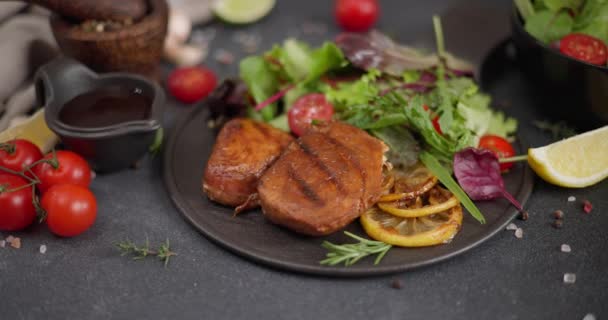 Kızarmış Izgara Organik Ton Balığı Bifteği Salata Ile Birlikte Siyah — Stok video