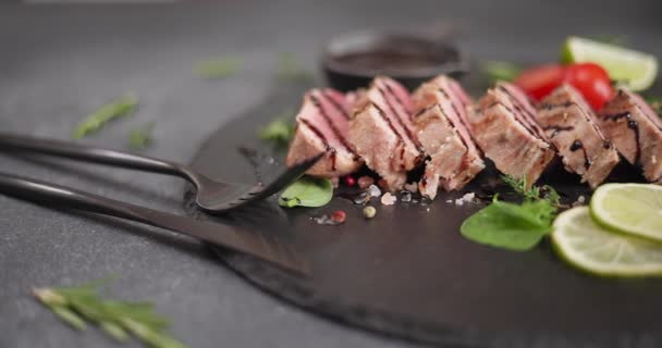 Krájený Grilovaný Tuňákový Steak Černém Kameni Servírující Desku Teriyaki Sójovou — Stock video