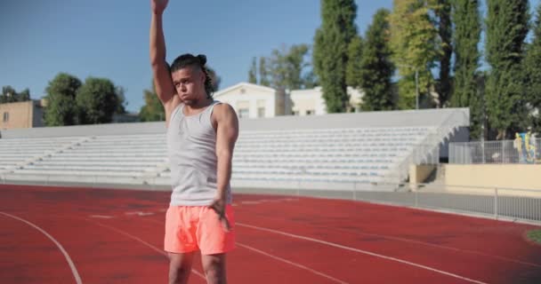 Молодой Африканский Американец Спортивной Одежде Тренируется Разогревается Стадионе Медлительность — стоковое видео