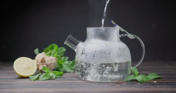 Heißes Kochendes Wasser Ergießt Sich Gläserne Teekanne Mit Teebeutel — Stockvideo