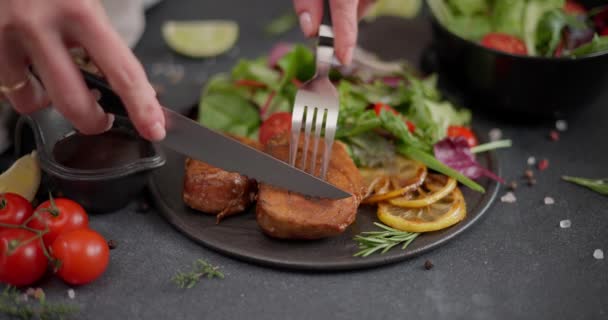 サラダ入りの黒セラミックプレートのオーガニックタナステーキをスライスした女性 Dciについて — ストック動画