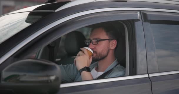 ชายหน วขาวน งอย ในรถท ลานจอดรถและด มกาแฟ Dci — วีดีโอสต็อก