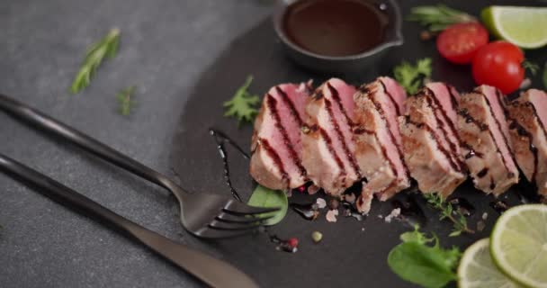 切碎的烤金枪鱼牛排在一块黑色的石板上 配上酱油和石灰片 Dci — 图库视频影像