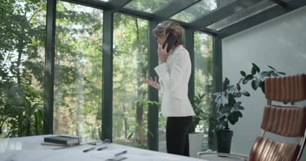 Yerinde Telefonla Konuşan Genç Bir Mimar Kadın — Stok video