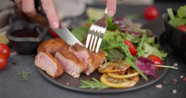 Woman Slicing Fried Grilled Piece Organic Tuna Steak Black Ceramic — Stock Video