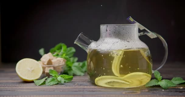 Kadın Cam Çay Demliğine Dilimlenmiş Limon Bitki Çayı Koyar — Stok video