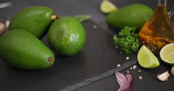 Vers Groen Avocado Fruit Een Stenen Dienblad Een Tafel Dci — Stockvideo