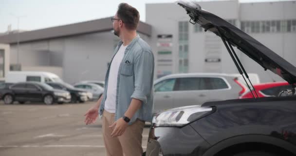 Грустный Разочарованный Человек Смотрит Открытым Автомобильным Капотом Проверяя Двигатель Перегрев — стоковое видео