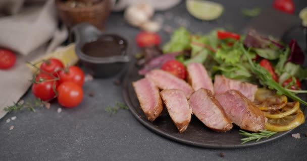 Gefrituurde Gegrilde Biefstuk Biologische Tonijn Biefstuk Een Zwarte Keramische Plaat — Stockvideo