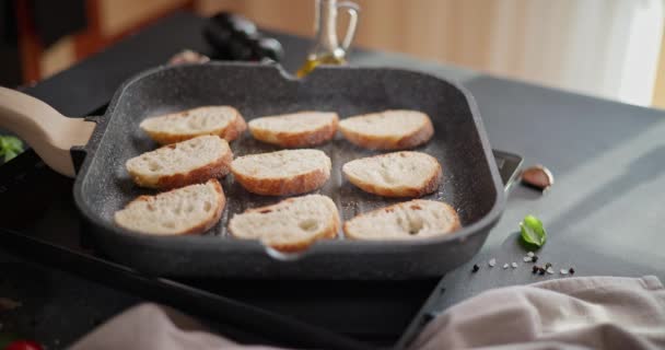 Sliced Baguette Pieces Grill Frying Pan Making Grilled Bruschetta Bread — Stock Video