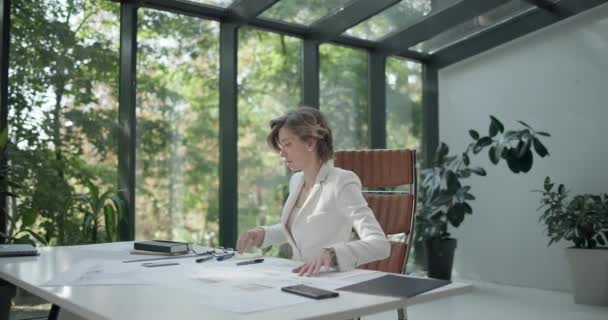 그녀의 책상에 집이나 아파트의 청사진과 일하는 건축가가 눈금자와 펜으로 노트를 — 비디오