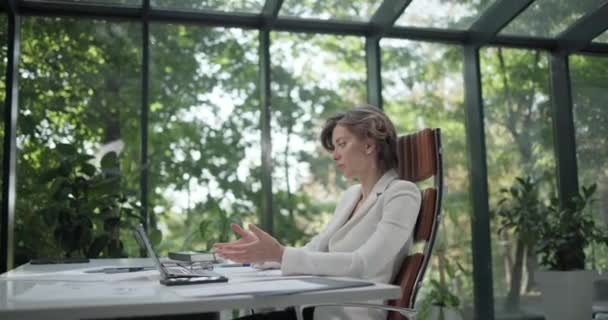 Genç Beyaz Kadını Ofis Masasında Oturuyor Işini Bitirmiş Düşünceli Bir — Stok video