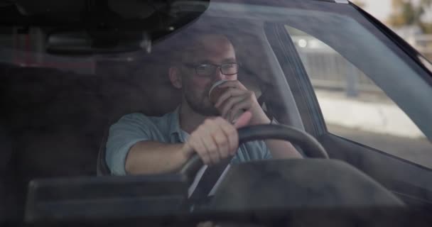 Młody Biały Mężczyzna Siedzi Samochodzie Parkingu Pije Kawę Dci — Wideo stockowe