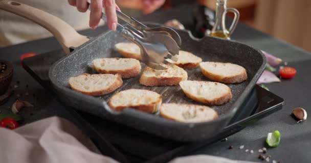 Making Grilled Bruschetta Bread Sliced Baguette Pieces Grill Frying Pan — Stock Video