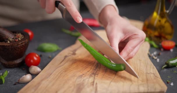 Mulher Cortando Pimenta Verde Uma Placa Corte Madeira Cozinha Doméstica — Vídeo de Stock