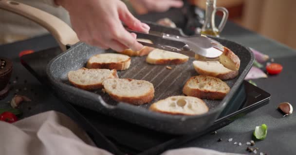 Herstellung Von Gegrilltem Bruschetta Brot Geschnittene Baguettestücke Auf Der Grillpfanne — Stockvideo
